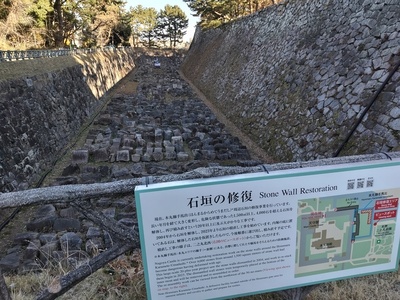 修復中の本丸搦手馬出の石垣