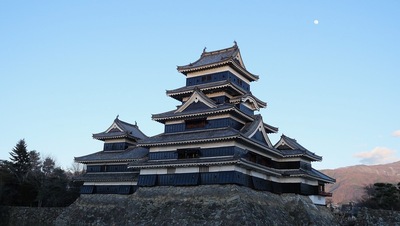 天守と月（西側より）