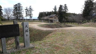 郭馬出西虎口門と大堀切（二の丸から）