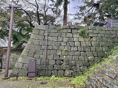 坤櫓の石垣（本丸内の北から）