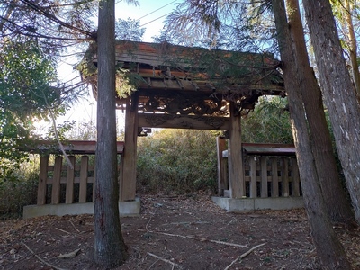 出丸にある鷹の巣神社の門