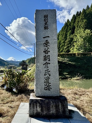 下城戸の石碑（北から）