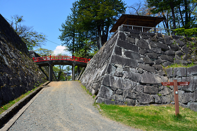 渡雲橋と本丸・二の丸石垣