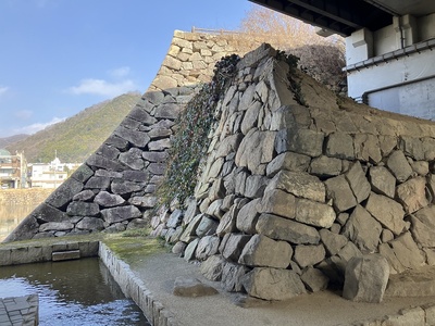 天主台・南西石垣(高架下)