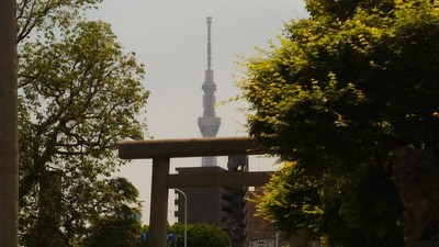 石濱神社鳥居越しに見る、現代の物見櫓