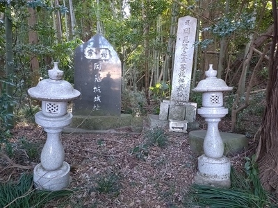 西部の城址碑と岡見家供養塔