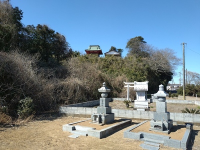 沼側から見た物見台の大師堂