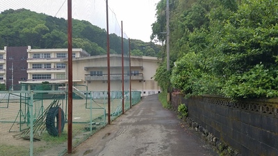中学校の脇道の登城口