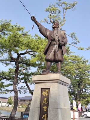 堀尾吉晴像