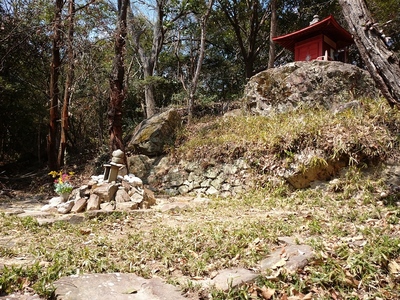 山頂広場の社