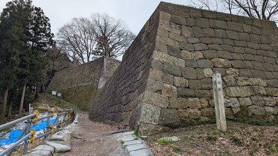 出櫓と本丸の石垣