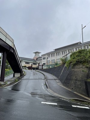 城址と云われのある場所に建つ小学校