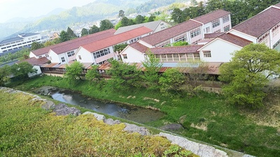天守台から見た篠山小学校