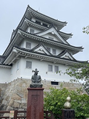 太閤の背後に聳え立つ墨俣城
