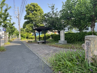 観音寺町バス停と城址碑