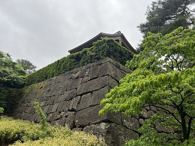 天守台と福の井
