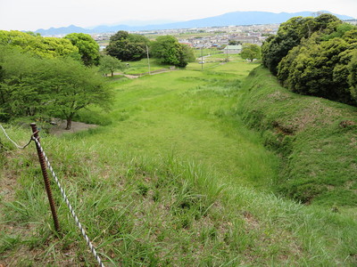 土塁上から城（南側）を見渡す