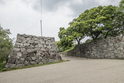 裏御門跡(右側)と古時打櫓跡(左側石垣)