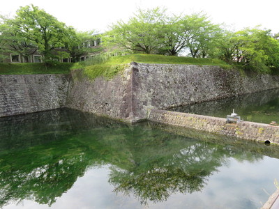 三ノ丸堀（西側）水位調整の堰