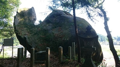 丸山神社の鮒岩1