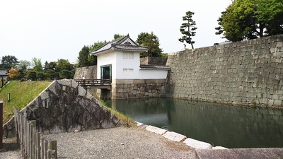 本丸櫓門と水堀と石垣