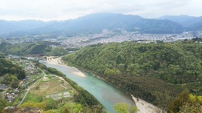 天守台跡から恵那山、木曽川を見る