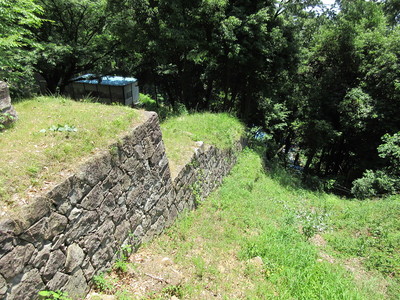 土塁・石垣と竪堀