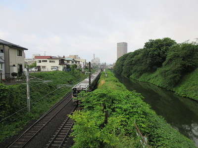 奥羽本線列車と二の丸外堀
