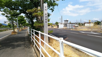 新津自動車学校入口付近にある標柱