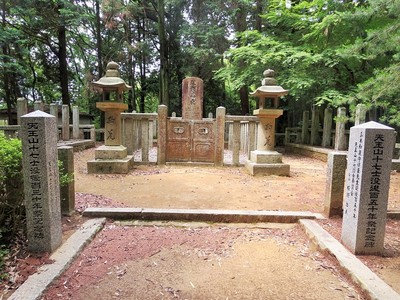 十七烈士の墓