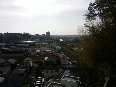 富士仙元の郭より鶴見川・JR横浜線を望む