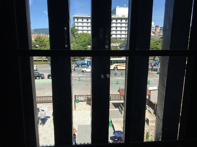 格子窓から見た堀川通