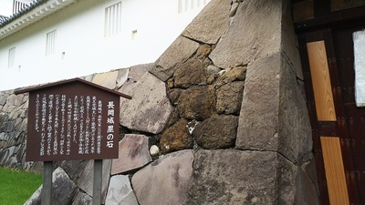 本丸跡の城塁の礎石