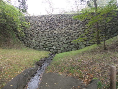 西櫓脇の土橋の石垣