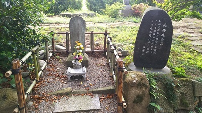 英梅庵の墓碑