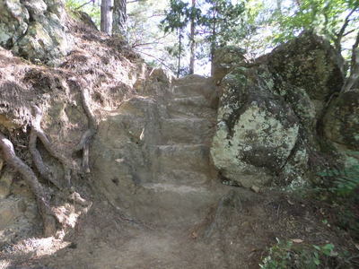岩を加工した階段