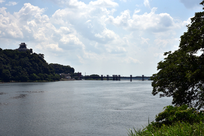 犬山城と木曽川（対岸から）