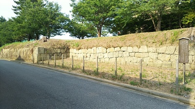 現存する内堀の西側の石垣