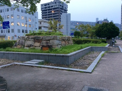 広島城北側外堀跡の石材を使った櫓台風モニュメント