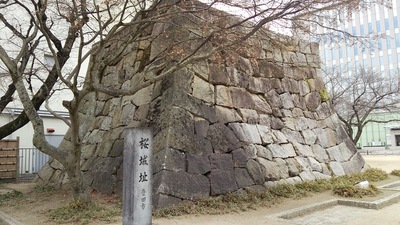 隅櫓跡と石碑。
