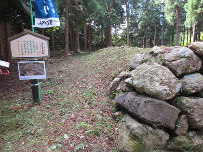 遊佐屋敷跡と桜馬場の間の石垣