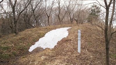 残雪が残る物見山砦入口（2017.3）