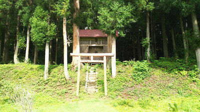 本丸跡の土塁上に建っている神社