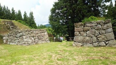 大門跡の石垣を御平庭側より見る