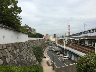 ニ帯曲輪塀とＪＲ福山駅