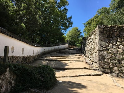 土塀と三の丸への石段