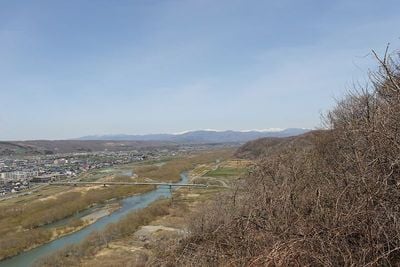 チャシ内から静内川と市内、遠く日高山脈を望む