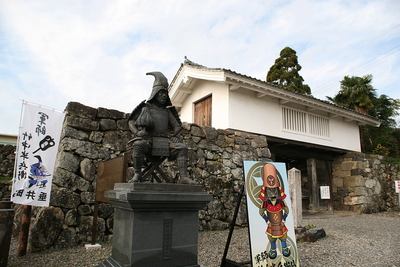 櫓門と竹中重治公の像