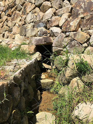 石垣を突き抜ける用水路