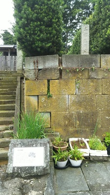 城跡碑（右上）と説明板（左下）